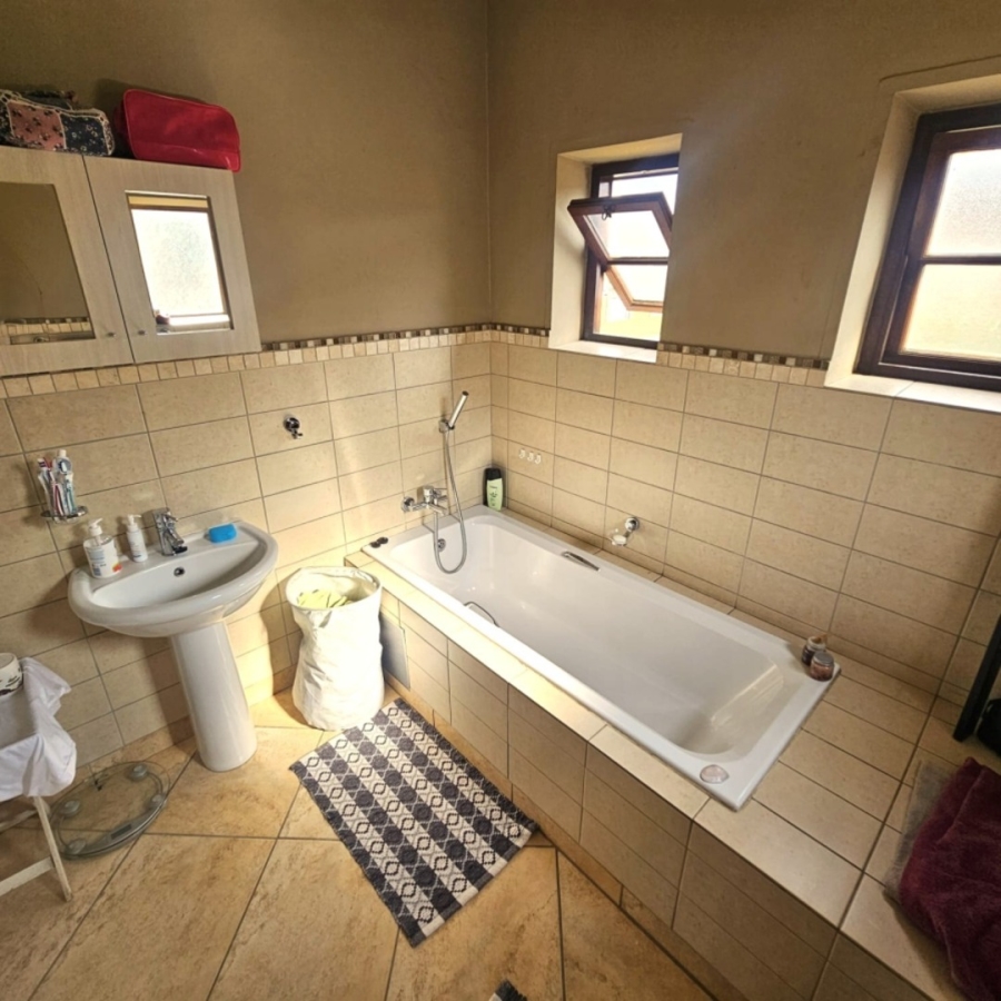 To Let 3 Bedroom Property for Rent in Waterval East North West